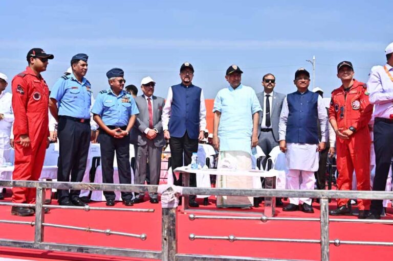 राज्योत्सव पर वायु सेना की टीम का रोमांचक एयर शो, सेंध जलाशय के ऊपर आसमां में गूंजा ‘जय जोहार’ और ‘छत्तीसगढ़िया सबले बढ़िया’