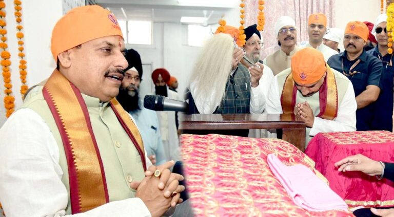 केसरिया पगड़ी में मोहन यादव ने गुरुनानक जयंती पर गुरुद्वारा में दी श्रद्धांजलि, सिक्खों के बलिदान को किया याद