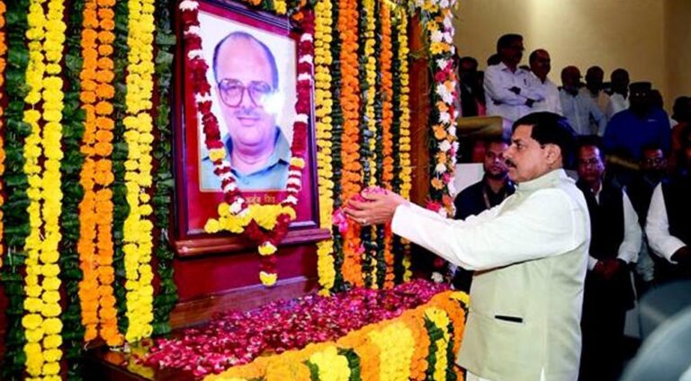 मुख्यमंत्री डॉ. यादव ने पूर्व मुख्यमंत्री स्व.  अर्जुन सिंह को दी श्रद्धांजलि