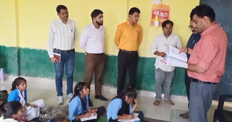 कलेक्टर पार्थ जैसवाल ने बच्चों को पढ़ाई मैथ्स, पूछा ऐसा सवाल जो सबको हैरान कर गया