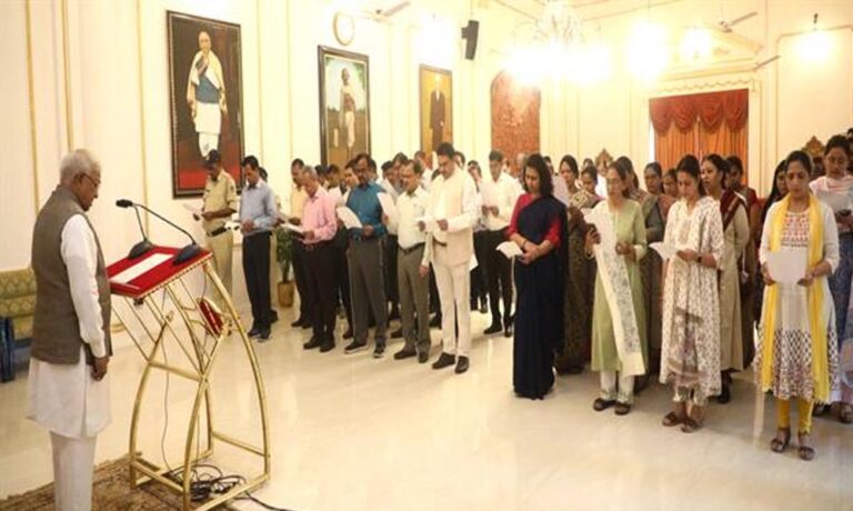राज्यपाल  मंगुभाई पटेल ने अधिकारी-कर्मचारियों के साथ गाया वंदे मातरम्