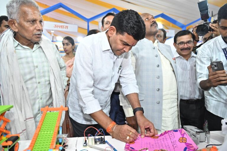 राजस्व मंत्री टंकराम वर्मा ने किया राज्योत्सव स्थल का निरीक्षण: विभागीय स्टॉलों में जनकल्याण योजनाओं और नवाचारों की सराहना….