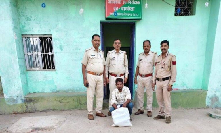 बरपाली में आबकारी विभाग की कार्रवाई: 14 लीटर अवैध शराब जब्त, आरोपी जेल भेजा गया…. बरपाली में आबकारी विभाग की कार्रवाई: 14 लीटर अवैध शराब जब्त, आरोपी जेल भेजा गया….