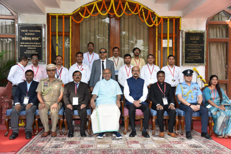 उप राष्ट्रपति ने राजभवन परिवार के साथ कराई फोटोग्राफी….