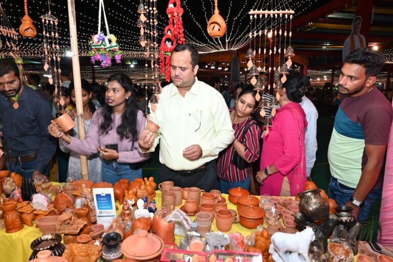 राज्योत्सव शिल्पग्राम में जमकर हो रही टेराकोटा शिल्प की खरीददारी…. राज्योत्सव शिल्पग्राम में जमकर हो रही टेराकोटा शिल्प की खरीददारी….