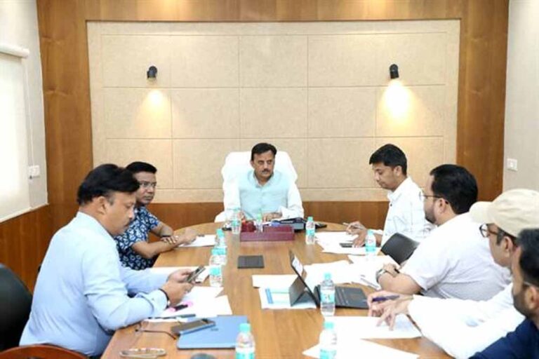 उप मुख्यमंत्री शुक्ल ने स्वास्थ्य संस्थानों के उन्नयन प्रस्तावों की वृहद समीक्षा की उप मुख्यमंत्री शुक्ल ने स्वास्थ्य संस्थानों के उन्नयन प्रस्तावों की वृहद समीक्षा की