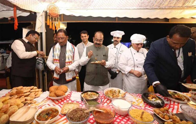 छत्तीसगढ़िया स्वाद से महक उठा केवड़िया:एकता नगर में छत्तीसगढ़ के पर्यटन एवं संस्कृति की गूंज छत्तीसगढ़िया स्वाद से महक उठा केवड़िया:एकता नगर में छत्तीसगढ़ के पर्यटन एवं संस्कृति की गूंज