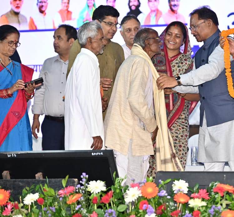 वरिष्ठ नागरिकों के सम्मान, सुरक्षा और कल्याण के लिए प्रतिबद्ध – छत्तीसगढ़ का आदर्श मॉडल…. वरिष्ठ नागरिकों के सम्मान, सुरक्षा और कल्याण के लिए प्रतिबद्ध – छत्तीसगढ़ का आदर्श मॉडल….